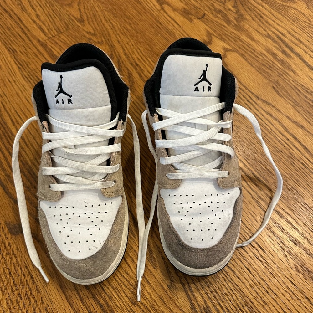 Air Jordan 1 Low SE Big Kids - size 6.5